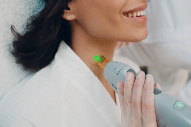 Lazer epilasyon ve kozmetoloji. Saç aldırma kozmetoloji prosedürü. Lazer epilasyon ve kozmetoloji. Kozmetoloji ve SPA kavramı.