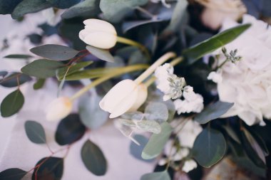 Restoran çiçeklerle düğün dekorasyonu