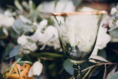 Restoran çiçeklerle düğün dekorasyonu