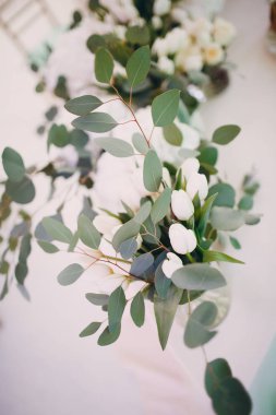 Restoran çiçeklerle düğün dekorasyonu