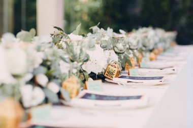 Restoran çiçeklerle düğün dekorasyonu