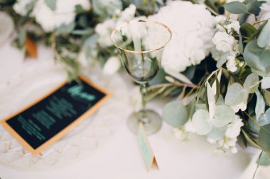 Restoran çiçeklerle düğün dekorasyonu