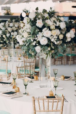 Restoran çiçeklerle düğün dekorasyonu