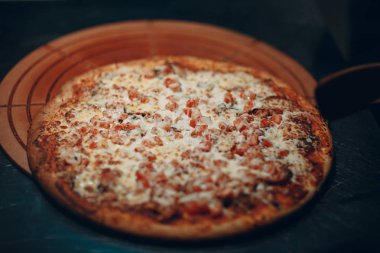 Mutfakta lezzetli pizza yapma