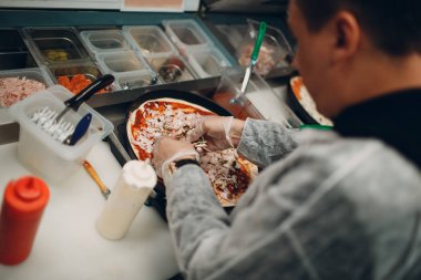 Mutfakta lezzetli pizza yapma yemek