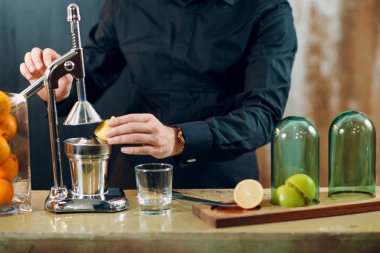 Taze sıkılmış meyve suyu yapım adam