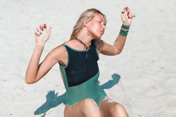 Mujer Joven Playa Con Arena Blanca —  Fotos de Stock