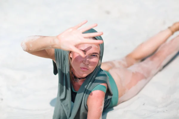 Jovem Mulher Praia Com Areia Branca — Fotografia de Stock