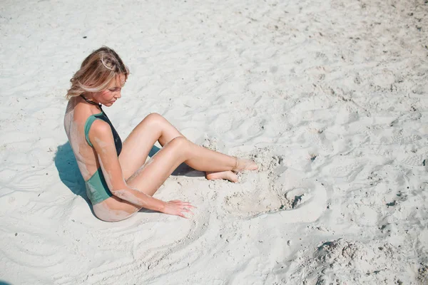 Młoda Kobieta Plaży Białym Piaskiem — Zdjęcie stockowe