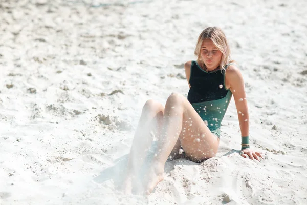 Giovane Donna Sulla Spiaggia Con Sabbia Bianca — Foto Stock