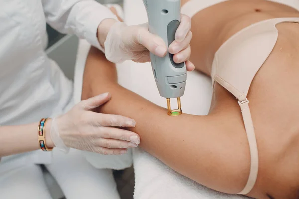 Lazer epilasyon ve kozmetoloji. Saç aldırma kozmetoloji prosedürü. Lazer epilasyon ve kozmetoloji. Kozmetoloji ve SPA kavramı.