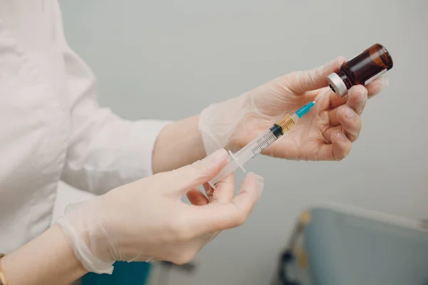 Médico Que Prepara Injeção Close — Fotografia de Stock