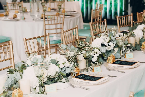 düğün yemeği için dekore edilmiş restoran alanı 