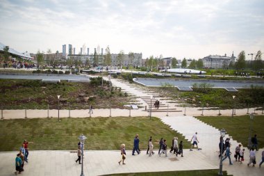 Moskova - 11 Eylül 2017: Açılış Park Zaryadye, Kızıl Meydan, Moskova, Rusya yakın merkezi modern park.