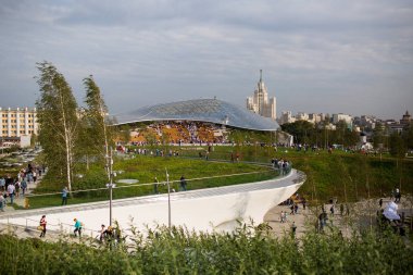 Moskova - 11 Eylül 2017: Açılış Park Zaryadye, Kızıl Meydan, Moskova, Rusya yakın merkezi modern park.