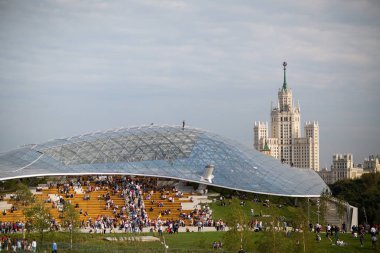 Moskova - 11 Eylül 2017: Açılış Park Zaryadye, Kızıl Meydan, Moskova, Rusya yakın merkezi modern park.