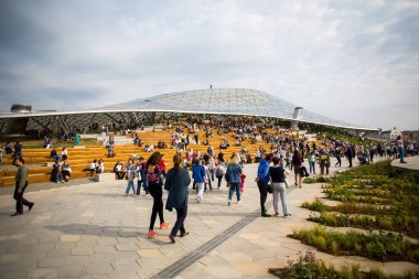 Moskova - 11 Eylül 2017: Açılış Park Zaryadye, Kızıl Meydan, Moskova, Rusya yakın merkezi modern park. Proje bir Mimarlık Bürosu Diller arasında + Renfro.