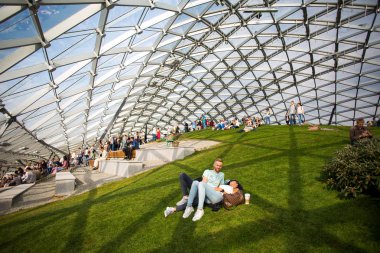 Moskova - 11 Eylül 2017: Açılış Park Zaryadye, Kızıl Meydan, Moskova, Rusya yakın merkezi modern park. Proje bir Mimarlık Bürosu Diller arasında + Renfro.