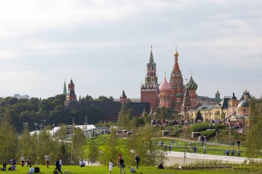 Moskova - 11 Eylül 2017: Açılış Park Zaryadye, Kızıl Meydan, Moskova, Rusya yakın merkezi modern park.