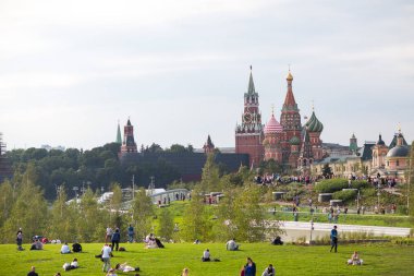 Moskova - 11 Eylül 2017: Açılış Park Zaryadye, Kızıl Meydan, Moskova, Rusya yakın merkezi modern park. Proje bir Mimarlık Bürosu Diller arasında + Renfro. Kremlin için görüntülemek ve Aziz Basil Katedrali.