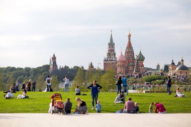 Moskova - 11 Eylül 2017: Açılış Park Zaryadye, Kızıl Meydan, Moskova, Rusya yakın merkezi modern park.
