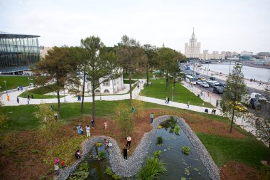 Moskova - 11 Eylül 2017: Açılış Park Zaryadye, Kızıl Meydan, Moskova, Rusya yakın merkezi modern park.