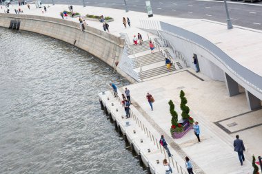 Moskova - 11 Eylül 2017: Açılış Park Zaryadye, Kızıl Meydan, Moskova, Rusya yakın merkezi modern park. Proje bir Mimarlık Bürosu Diller arasında + Renfro. Dolgu