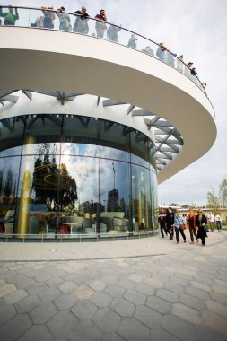 Moskova - 11 Eylül 2017: Açılış Park Zaryadye, Kızıl Meydan, Moskova, Rusya yakın merkezi modern park. Proje bir Mimarlık Bürosu Diller arasında + Renfro.