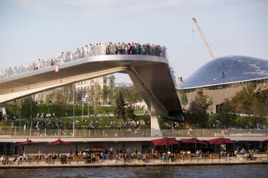 Moskova - 11 Eylül 2017: Açılış Park Zaryadye, Kızıl Meydan, Moskova, Rusya yakın merkezi modern park.