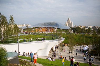 Moskova - 11 Eylül 2017: Açılış Park Zaryadye, Kızıl Meydan, Moskova, Rusya yakın merkezi modern park. Proje bir Mimarlık Bürosu Diller arasında + Renfro.