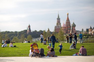 Moskova - 11 Eylül 2017: Açılış Park Zaryadye, Kızıl Meydan, Moskova, Rusya yakın merkezi modern park. Proje bir Mimarlık Bürosu Diller arasında + Renfro. Kremlin için görüntülemek ve Aziz Basil Katedrali.