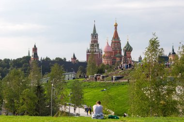 Moskova - 11 Eylül 2017: Açılış Park Zaryadye, Kızıl Meydan, Moskova, Rusya yakın merkezi modern park. Proje bir Mimarlık Bürosu Diller arasında + Renfro. Kremlin için görüntülemek ve Aziz Basil Katedrali.