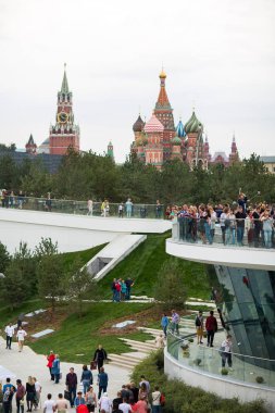 Moskova - 11 Eylül 2017: Açılış Park Zaryadye, Kızıl Meydan, Moskova, Rusya yakın merkezi modern park. Proje bir Mimarlık Bürosu Diller arasında + Renfro. Kremlin için görüntülemek ve Aziz Basil Katedrali.