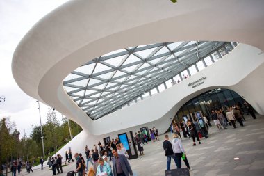 Moskova - 11 Eylül 2017: Açılış Park Zaryadye, Kızıl Meydan, Moskova, Rusya yakın merkezi modern park. Proje bir Mimarlık Bürosu Diller arasında + Renfro.