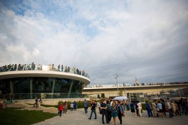 Moskova - 11 Eylül 2017: Açılış Park Zaryadye, Kızıl Meydan, Moskova, Rusya yakın merkezi modern park. Proje bir Mimarlık Bürosu Diller arasında + Renfro.