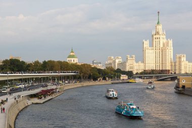 Moskova - 11 Eylül 2017: Açılış Park Zaryadye, Kızıl Meydan, Moskova, Rusya yakın merkezi modern park. Proje bir Mimarlık Bürosu Diller arasında + Renfro. Dolgu