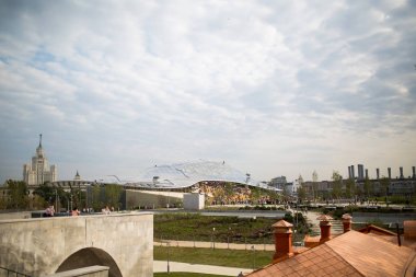 Moskova - 11 Eylül 2017: Açılış Park Zaryadye, Kızıl Meydan, Moskova, Rusya yakın merkezi modern park. Proje bir Mimarlık Bürosu Diller arasında + Renfro.