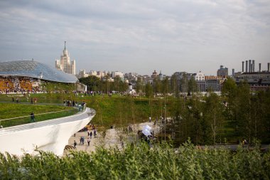 Moskova - 11 Eylül 2017: Açılış Park Zaryadye, Kızıl Meydan, Moskova, Rusya yakın merkezi modern park. Proje bir Mimarlık Bürosu Diller arasında + Renfro.