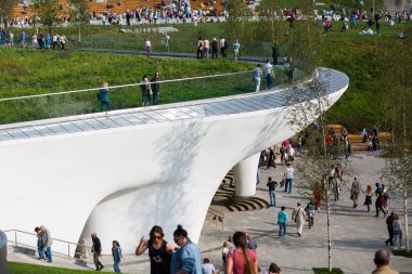 Moskova - 11 Eylül 2017: Açılış Park Zaryadye, Kızıl Meydan, Moskova, Rusya yakın merkezi modern park. Proje bir Mimarlık Bürosu Diller arasında + Renfro.