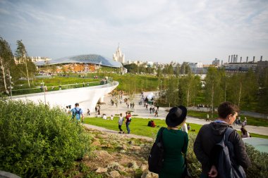 Moskova - 11 Eylül 2017: Açılış Park Zaryadye, Kızıl Meydan, Moskova, Rusya yakın merkezi modern park. Proje bir Mimarlık Bürosu Diller arasında + Renfro.