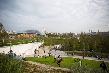 Moskova - 11 Eylül 2017: Açılış Park Zaryadye, Kızıl Meydan, Moskova, Rusya yakın merkezi modern park. Proje bir Mimarlık Bürosu Diller arasında + Renfro.
