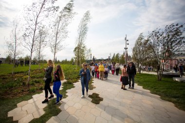 Moskova - 11 Eylül 2017: Açılış Park Zaryadye, Kızıl Meydan, Moskova, Rusya yakın merkezi modern park. Proje bir Mimarlık Bürosu Diller arasında + Renfro.