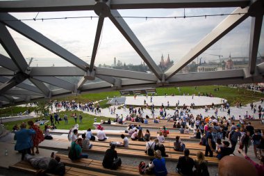 Moskova - 11 Eylül 2017: Açılış Park Zaryadye, Kızıl Meydan, Moskova, Rusya yakın merkezi modern park. Proje bir Mimarlık Bürosu Diller arasında + Renfro.