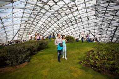 Moskova - 11 Eylül 2017: Açılış Park Zaryadye, Kızıl Meydan, Moskova, Rusya yakın merkezi modern park. Proje bir Mimarlık Bürosu Diller arasında + Renfro.