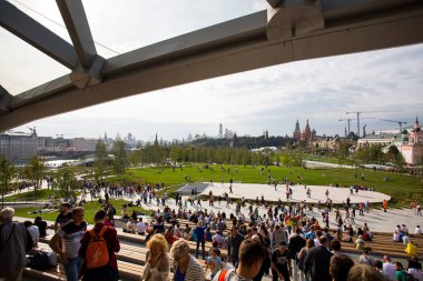 Moskova - 11 Eylül 2017: Açılış Park Zaryadye, Kızıl Meydan, Moskova, Rusya yakın merkezi modern park. Proje bir Mimarlık Bürosu Diller arasında + Renfro.