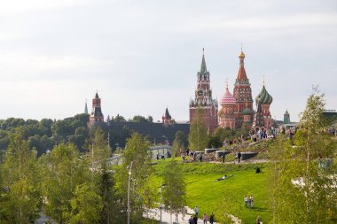 Moskova - 11 Eylül 2017: Açılış Park Zaryadye, Kızıl Meydan, Moskova, Rusya yakın merkezi modern park. Proje bir Mimarlık Bürosu Diller arasında + Renfro. Kremlin için görüntülemek ve Aziz Basil Katedrali.