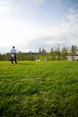Moskova - 11 Eylül 2017: Açılış Park Zaryadye, Kızıl Meydan, Moskova, Rusya yakın merkezi modern park. Proje bir Mimarlık Bürosu Diller arasında + Renfro. Kremlin için görüntülemek ve Aziz Basil Katedrali.