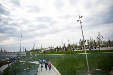 Moskova - 11 Eylül 2017: Açılış Park Zaryadye, Kızıl Meydan, Moskova, Rusya yakın merkezi modern park. Proje bir Mimarlık Bürosu Diller arasında + Renfro.