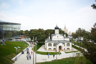 Moskova - 11 Eylül 2017: Açılış Park Zaryadye, Kızıl Meydan, Moskova, Rusya yakın merkezi modern park. Proje bir Mimarlık Bürosu Diller arasında + Renfro.