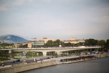 Moskova - 11 Eylül 2017: Açılış Park Zaryadye, Kızıl Meydan, Moskova, Rusya yakın merkezi modern park. Proje bir Mimarlık Bürosu Diller arasında + Renfro. Dolgu